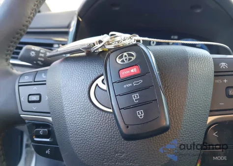 2025 Toyota Camry Xle z USA, uszkodzony, nr VIN 4T1DAACK2SU051010